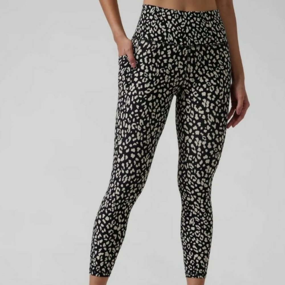 Athleta Stash Pocket II Animal Print 7/8 Leggings Size Small